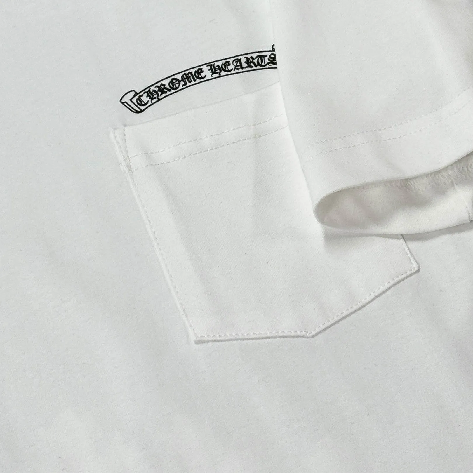 P180 Chrome Hearts Chrome Hearts 25 high version. The fabric is made of 300 grams of high-density cotton. It does not deform or shrink. It has three labels. It is the same style for men and women. Technology: Digital printing. Color: White. Black. SIZE: S-XL.